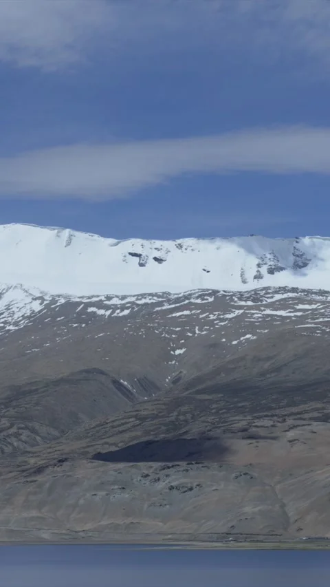 Vertical View of Tso Moriri Lake and Snow-Capped Mountains, Ladakh Vídeos de archivo 339885775