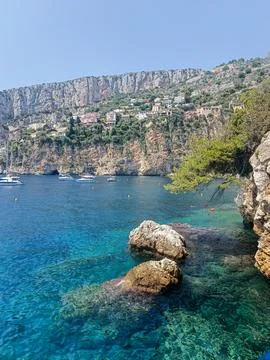 Vertical view of turquoise cove and sea stack in Cap d'Ail 库存照片