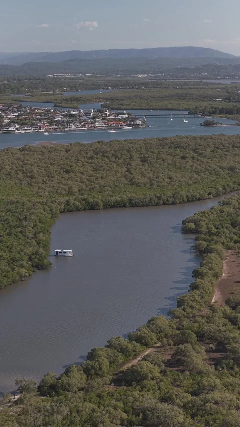 Vertical View Of Waterways And Lush Vegetations Of Coomera Island Near Paradise Vídeos de archivo 336376780