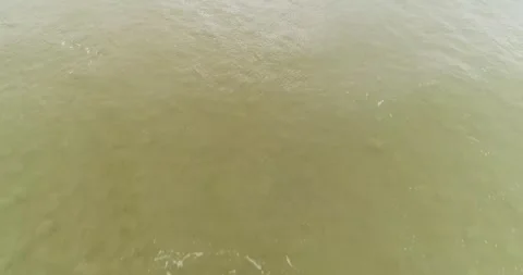 Vertical view of waves in shallow water. The Concept of Tranquility. Vídeo Stock 325907824