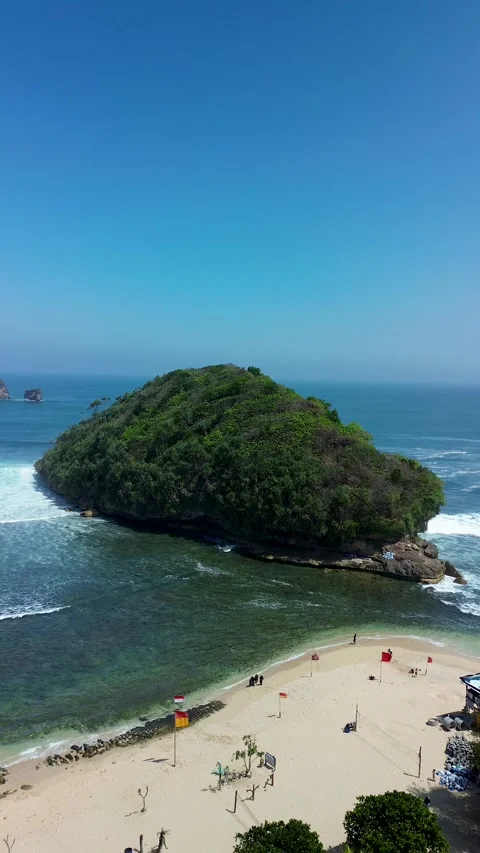 Vertical View Waves at Tanjung Penyu Beach Malang August 5 2026 Video stock 342584624