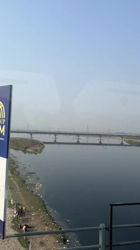 Vertical view of Yamuna River with bridge and smog in New Delhi India Vídeos de archivo 343132811