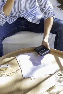 Vertical view of young man making calculations about the contract and how muc Foto stock