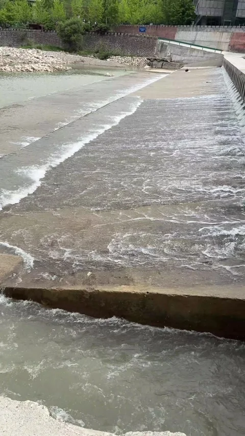 Vertical Water Flowing Over Concrete Weir in Qinling Mountain River Видео 335864698