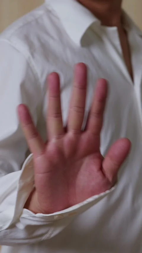 Vertical:  Waving hand towards camera. 库存影片 345458738