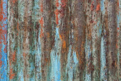 Vertical wavy pattern on corrugated metal sheet texture Foto stock
