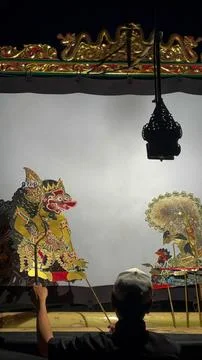 Vertical Wayang Performance With Dalang Stock-Fotos