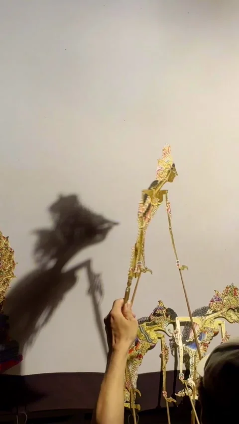 Vertical Wayang Puppet Close Performance 스톡 동영상 337533508