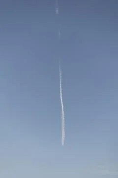 Vertical white line on light blue gradient background 库存照片