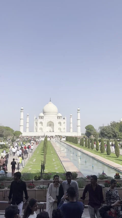 Vertical wide view of Taj Mahal marble mausoleum and reflecting pool Agra India 스톡 동영상 343134324