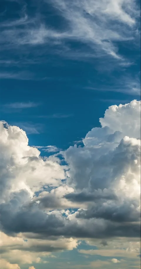 Vertical wispy cirrus and cumulus clouds in sunset sky time lapse Video stock 340549472