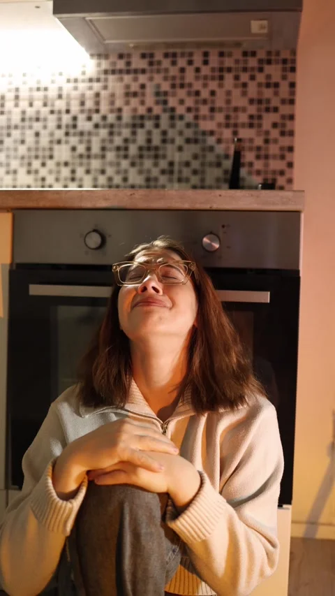 Vertical woman thinking on kitchen floor Video stock 334055040