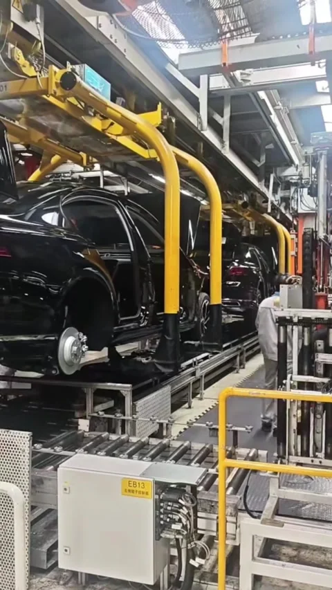 Vertical Workers on Automotive Assembly Line in China Video stock 332963065