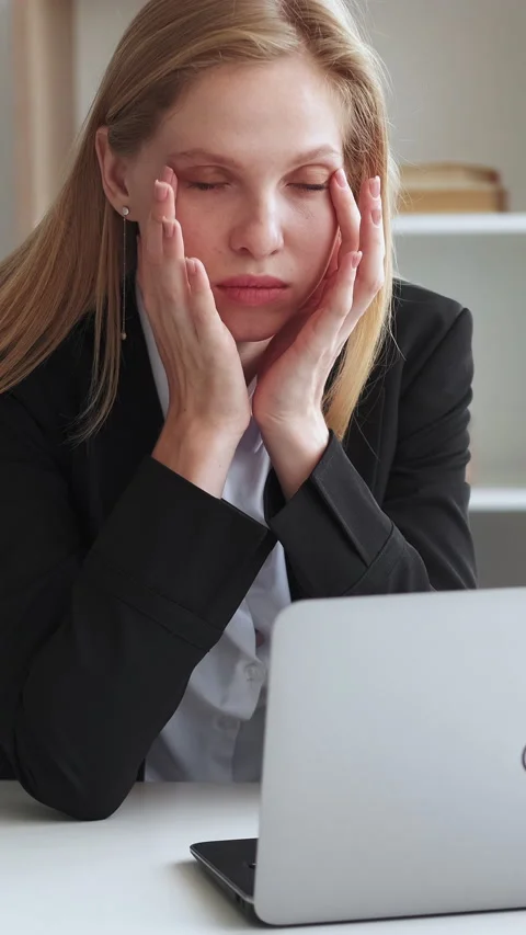 Vertical working hard eye strain woman office Vidéo 244065395