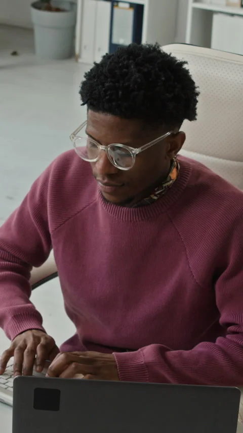 Vertical of Young Black Male Developer Typing Code on Computer at Office 库存影片 330158316