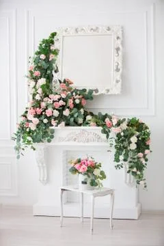 Vertically, the interior of a white room decorated with pink flowers. White Stock-Fotos