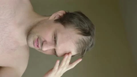 Vertically. a man shaves his bald spot in front of a mirror. hair loss problem Stock Footage 130812901