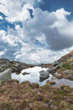 Vertikale Berglandschaft mit kleinem See in den italienischen Alpen *** ve... Stock Photos