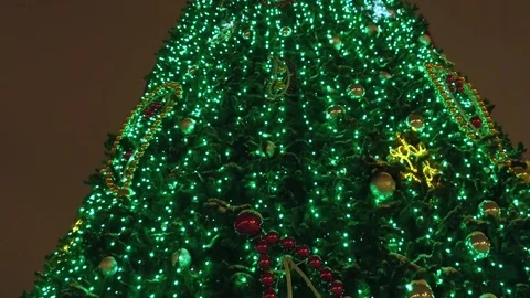 Very beautiful Christmas tree in the square Video stock 71622065
