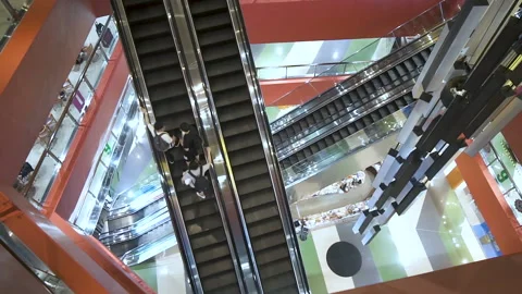 Very busy mall complex. Time lapse escalators in modern shopping mall  Video stock 96427015