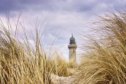Very close to the dune grass with lighthouse in the background. Warnemunde, G Foto stock