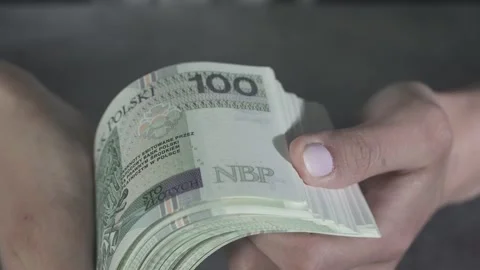 A very close view of young hands holding a bundle of new banknotes and fanning t Vídeo Stock 132489074