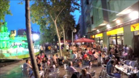 Very Crowded Bar Tables Next to Attraction Vídeo Stock 101099418