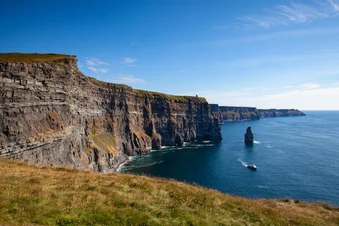 On the very edge of the Cliffs of Moher. 库存照片