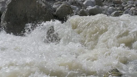 Very fast mountain river, close-up slow motion Video stock 95350759