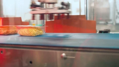 Very fast robotic arm picks up packaged food on conveyor belt production Video stock 96688241