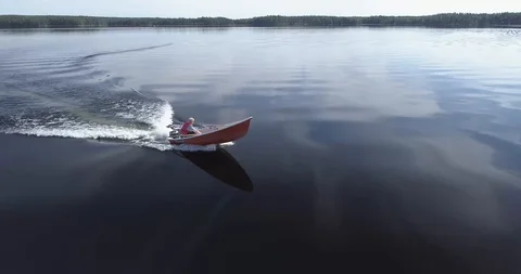 Very Fast Tracking Shot of a Motor Boat in the Middle of a Tranquil Forest Lake Video stock 85886086