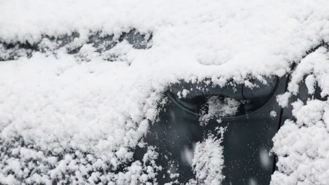 Very heavy snowfall on a car door handle Vidéo 128257560