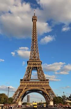 Very high Eiffel Tower and the blue sky with yellow van on the road Stockfoto's