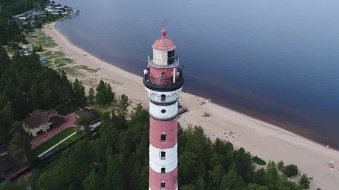 Very high lighthouse in white and red colors standing on the Ladoga coast. 库存影片 100689919