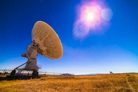 The Very Large Array radio telescope under moonlight in New Mexico. 스톡 사진