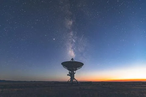 Very Large Array satellite dish under the Milky Way in New Mexico 스톡 사진