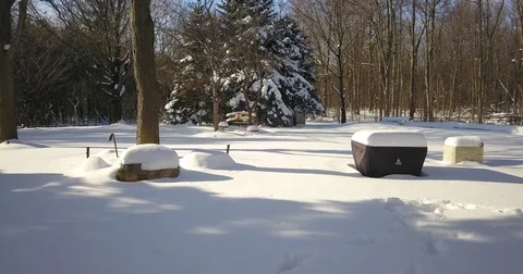 Very low altitude drone flight in pristine snow covered suburban backyard. 스톡 동영상 83792582