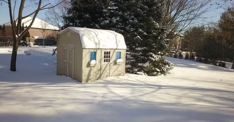 Very low altitude drone flight in pristine snow covered suburban backyard. Vídeos de archivo 83792596