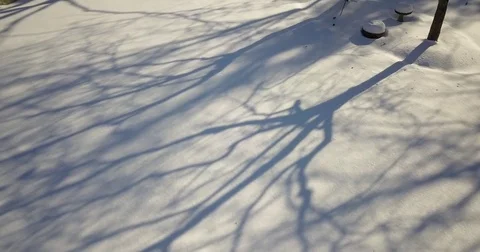 Very low altitude drone flight in pristine snow covered suburban backyard. Vídeos de archivo 83794103