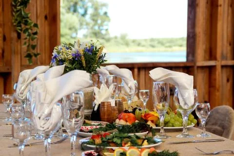 Very nicely decorated wedding table with plates and serviettes. 07 Foto stock