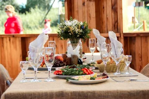 Very nicely decorated wedding table with plates and serviettes. Foto stock