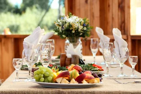 Very nicely decorated wedding table with plates and serviettes. Foto stock