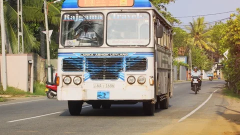 Very old bus passes along a provincial highway in Hikkaduwa, with sound. 库存影片 89657971