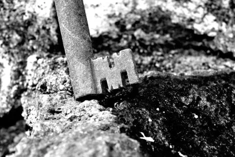 Very old door key in rusty iron Stockfoto's