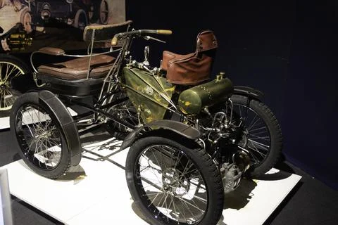 Very old engine motor vehicles - De Dion Bouton in a museum Foto stock