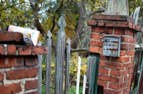 Very old rusty post box on the brick column. Foto stock