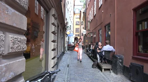 Very quaint sidewalk cafes in Gamla Stan 스톡 동영상 44153397