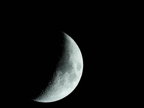 A very sharp close-up of the rising crescent moon in the night sky Fotos Stock