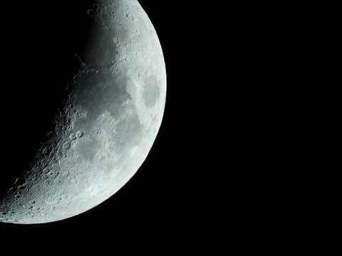 A very sharp close-up of the rising crescent moon in the night sky Fotos Stock