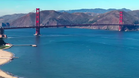 Very slight forward tracking close-up of San Francisco bridge Vídeos de archivo 336792995